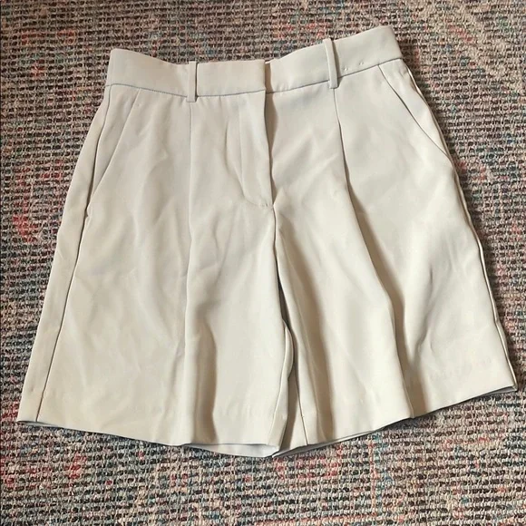 Abercrombie & Fitch Sloane ultra High Rise Pleated Shorts in Light Taupe - Picture 3 of 9